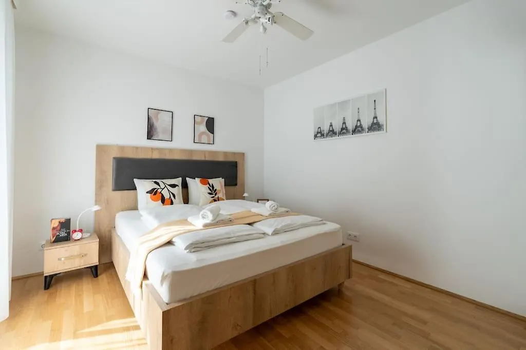 Apartment Sunny 1Br Home With Balcony By Hm Vienna Austria